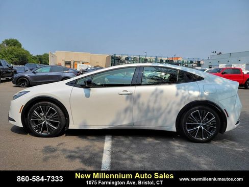 Used 2024 Toyota Prius XLE image 2