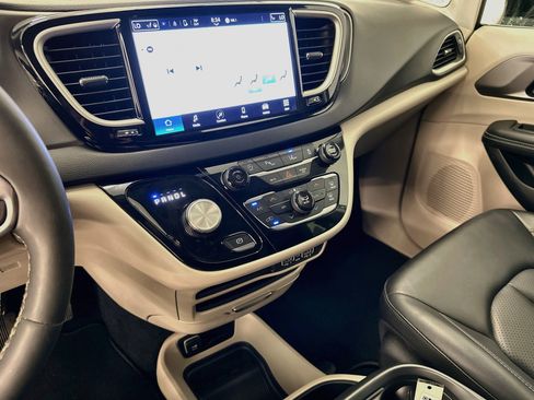 Used 2024 Chrysler Pacifica Touring-L FWD image 25