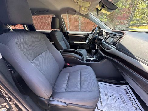 Used 2019 Toyota Highlander LE AWD/4WD image 17