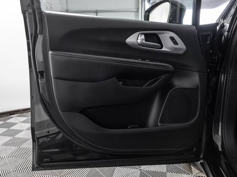 Used 2022 Chrysler Pacifica Touring-L w/ Uconnect Theater Family Group FWD image 38