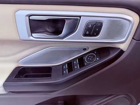 Used 2020 Ford Explorer Platinum w/ Premium Technology Package image 24