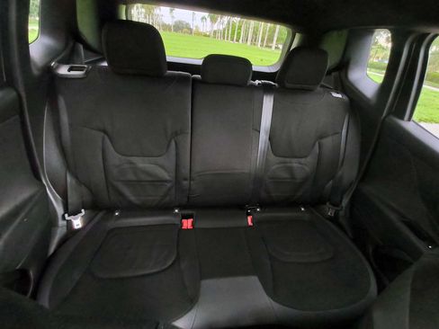 Used 2017 Jeep Renegade Altitude FWD image 14