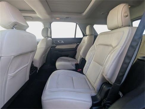 Used 2017 Ford Explorer Platinum image 16