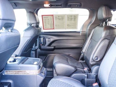 Used 2025 Toyota Sienna Platinum image 19