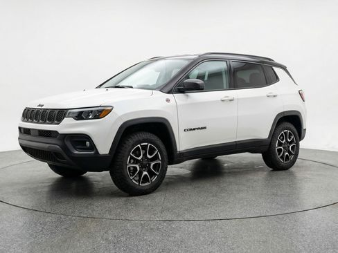 Used 2025 Jeep Compass Trailhawk image 3