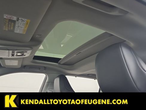 Used 2022 Toyota Highlander XLE AWD/4WD image 24