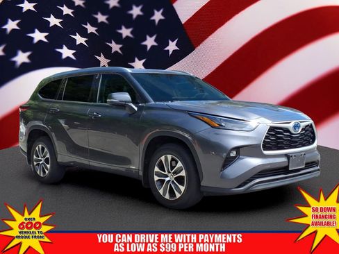 Used 2022 Toyota Highlander XLE AWD/4WD image 1