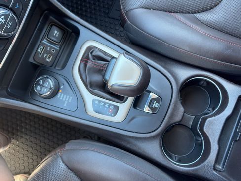 Used 2017 Jeep Cherokee Trailhawk AWD/4WD image 25