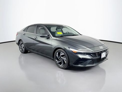 Used 2025 Hyundai Elantra Limited FWD image 8