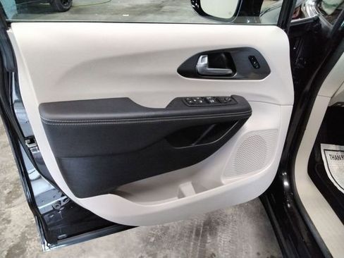 Used 2024 Chrysler Pacifica Touring-L image 29