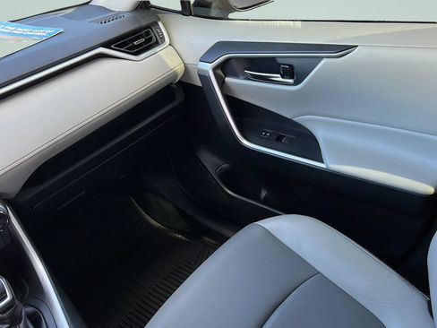 Used 2020 Toyota RAV4 XLE Premium FWD image 13