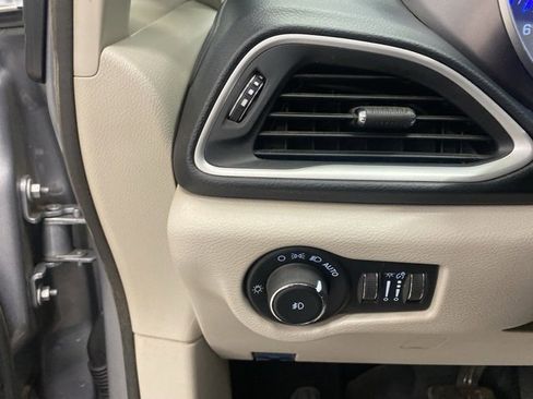 Used 2021 Chrysler Pacifica Touring-L image 14