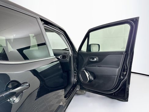 Used 2023 Jeep Renegade Latitude image 31