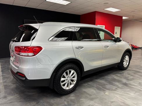 Used 2017 Kia Sorento AWD image 5