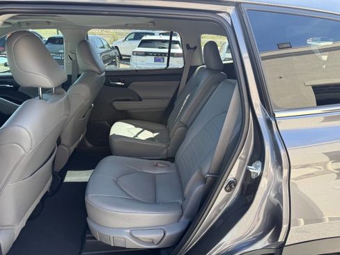 Used 2021 Toyota Highlander XLE AWD/4WD image 4