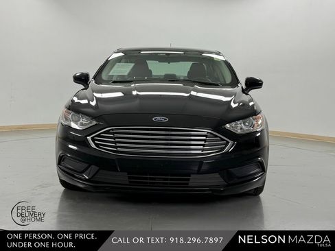 Used 2018 Ford Fusion SE FWD image 2