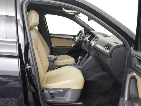 Used 2023 Volkswagen Tiguan SE w/ Panoramic Sunroof Package AWD/4WD image 18
