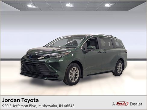 Used 2025 Toyota Sienna LE image 1