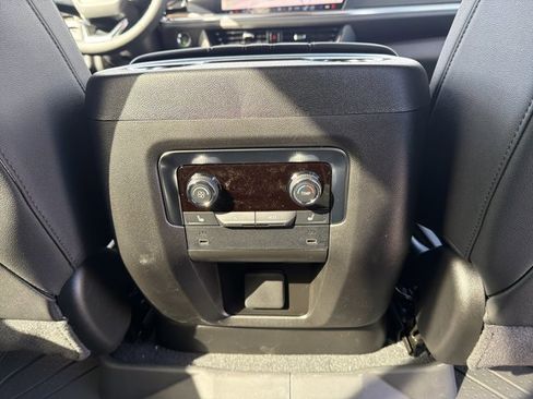 New 2026 Chevrolet Suburban High Country image 32