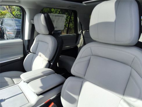 New 2026 Lincoln Navigator L Reserve AWD/4WD image 18