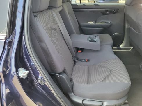 Used 2025 Toyota Highlander LE FWD image 21
