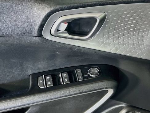 Used 2023 Kia Soul LX w/ LX Technology Package FWD image 12