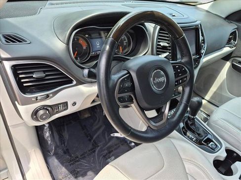 Used 2019 Jeep Cherokee Overland w/ Technology Group AWD/4WD image 10