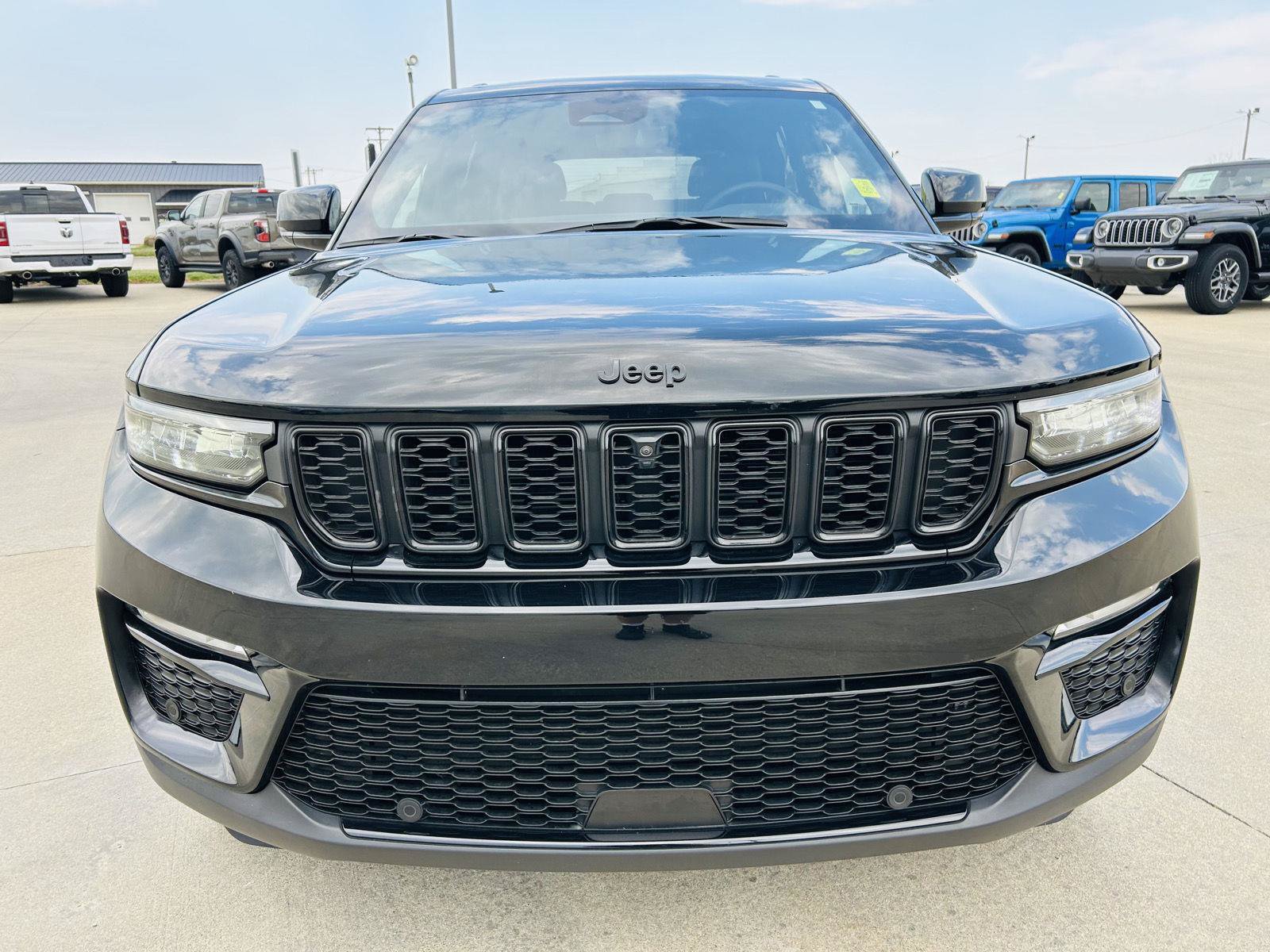 Used 2024 Jeep Grand Cherokee Limited w/ Luxury Tech Group II AWD/4WD image 39