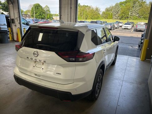 Used 2025 Nissan Rogue SV AWD/4WD image 7