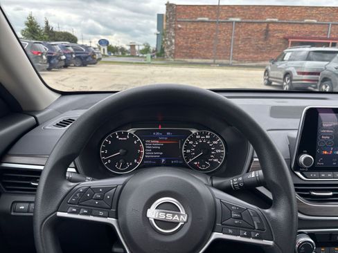 Used 2025 Nissan Altima 2.5 SV FWD image 34