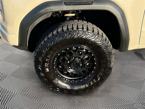 Used 2023 GMC Canyon AT4X image 31