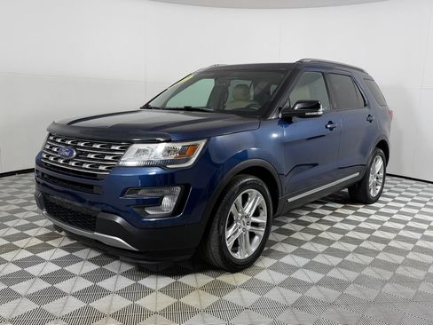 Used 2017 Ford Explorer XLT w/ Equipment Group 202A AWD/4WD image 9