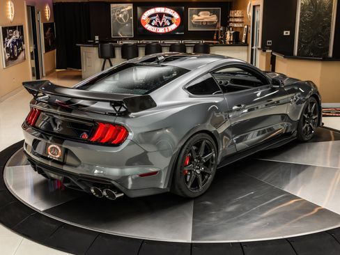 Used 2022 Ford Mustang Shelby GT500 w/ Carbon Fiber Track Pack RWD image 12