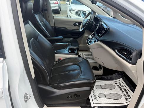Used 2020 Chrysler Pacifica Limited image 13