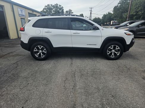 Used 2017 Jeep Cherokee Trailhawk AWD/4WD image 3