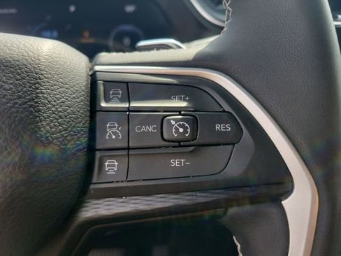 Used 2023 Jeep Grand Cherokee L Laredo image 33