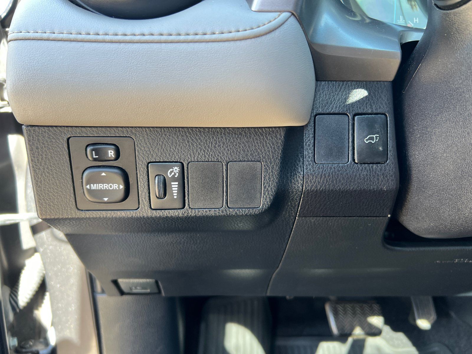 Used 2016 Toyota RAV4 XLE AWD/4WD image 25