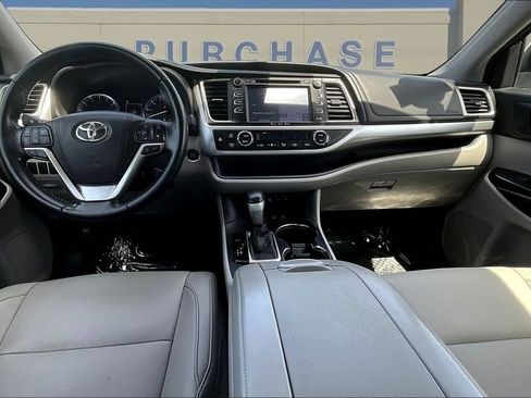 Used 2017 Toyota Highlander XLE w/ Carpet Mat Package AWD/4WD image 9