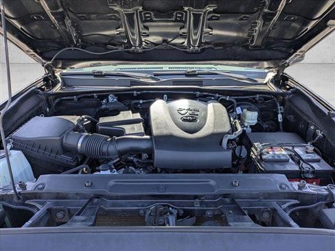 Used 2018 Toyota Tacoma SR5 AWD/4WD image 21