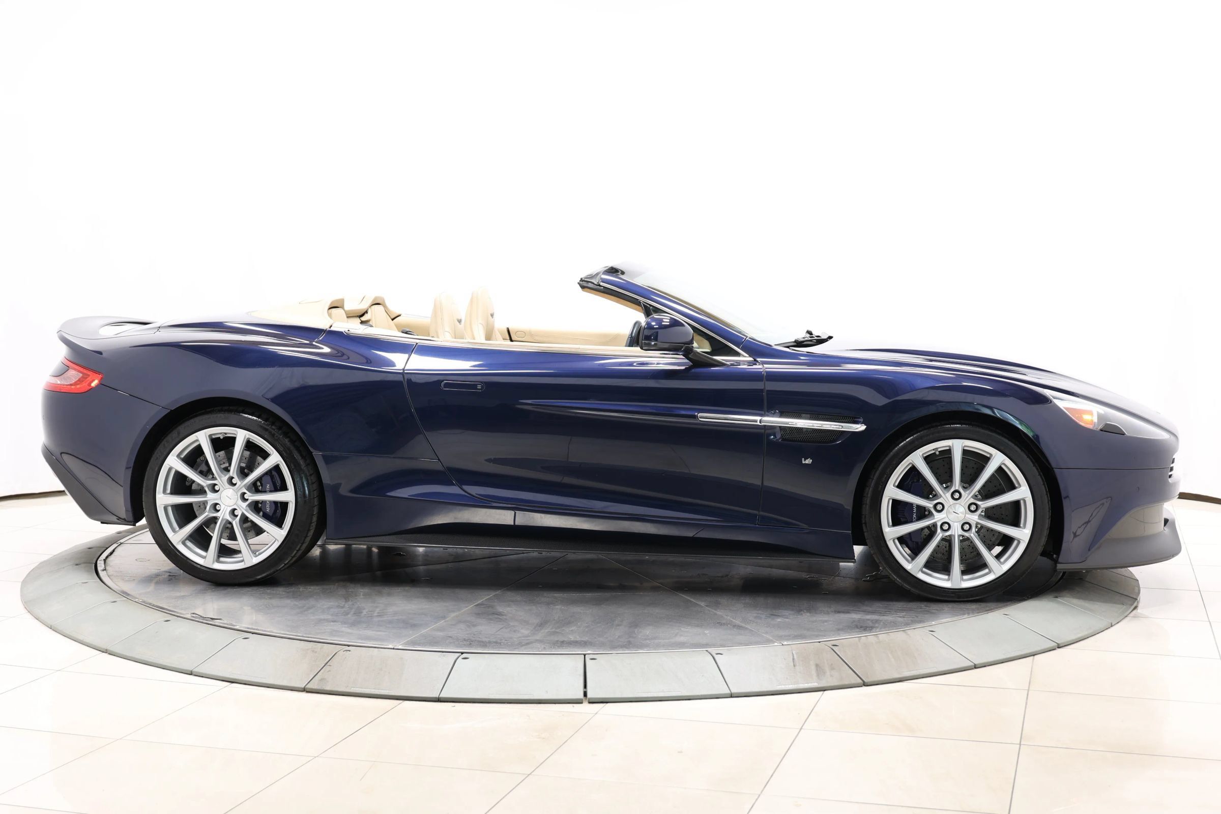 Used 2016 Aston Martin Vanquish Volante RWD image 55