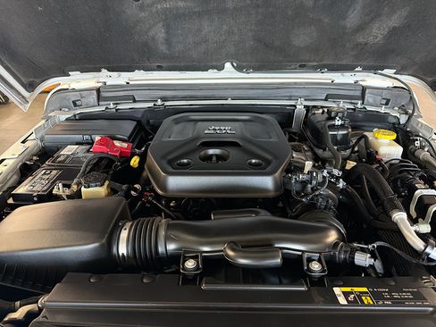 Used 2020 Jeep Wrangler Unlimited Sahara AWD/4WD image 32