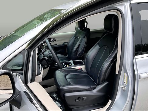 Used 2023 Chrysler Pacifica Touring-L FWD image 9