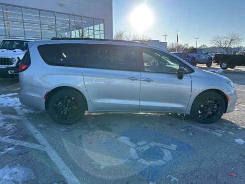 New 2026 Chrysler Pacifica Select image 33