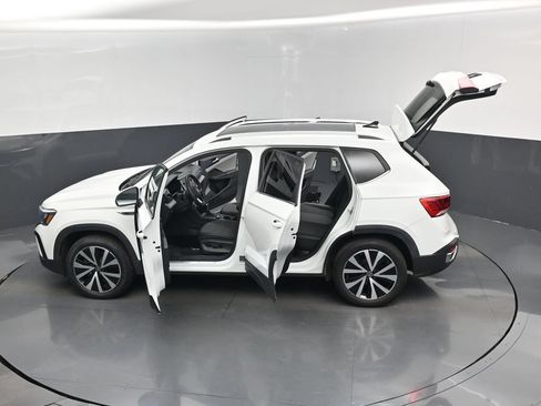 Used 2022 Volkswagen Taos SE FWD image 17