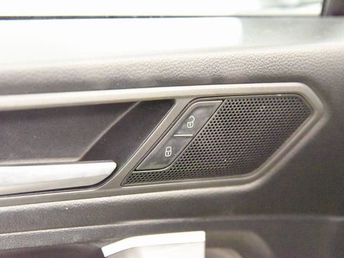 Used 2021 Volkswagen Tiguan SE w/ Panoramic Sunroof Package image 16