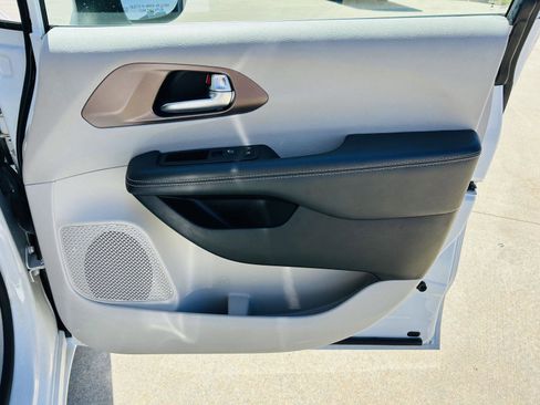 Used 2023 Chrysler Voyager LX image 29