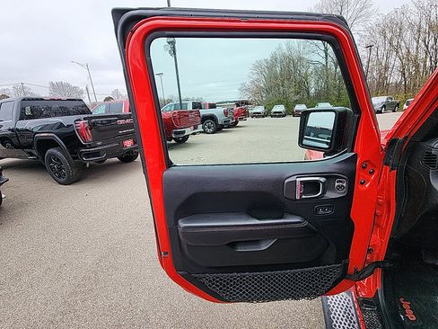 Used 2018 Jeep Wrangler Unlimited Sahara image 12