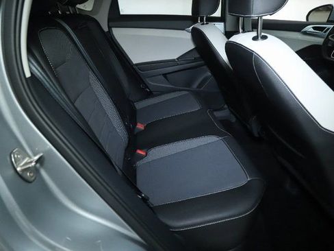 Used 2025 Volkswagen Taos SE image 33