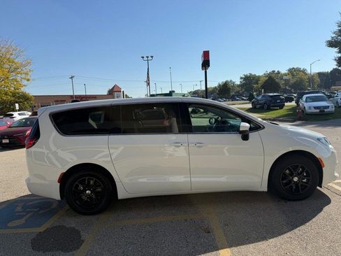 Used 2022 Chrysler Voyager LX image 4