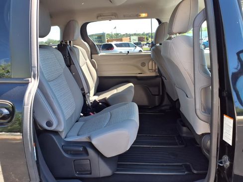 Used 2023 Toyota Sienna LE AWD/4WD image 25